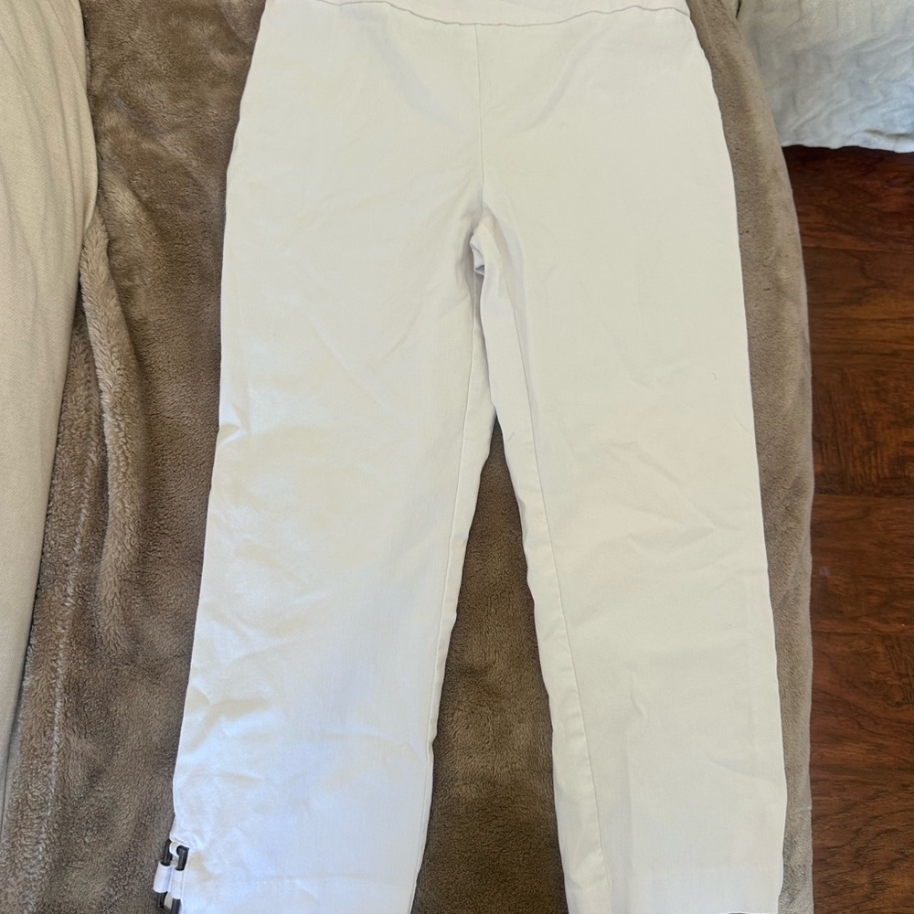 White Y2K pedal pusher capri pants w metal detail